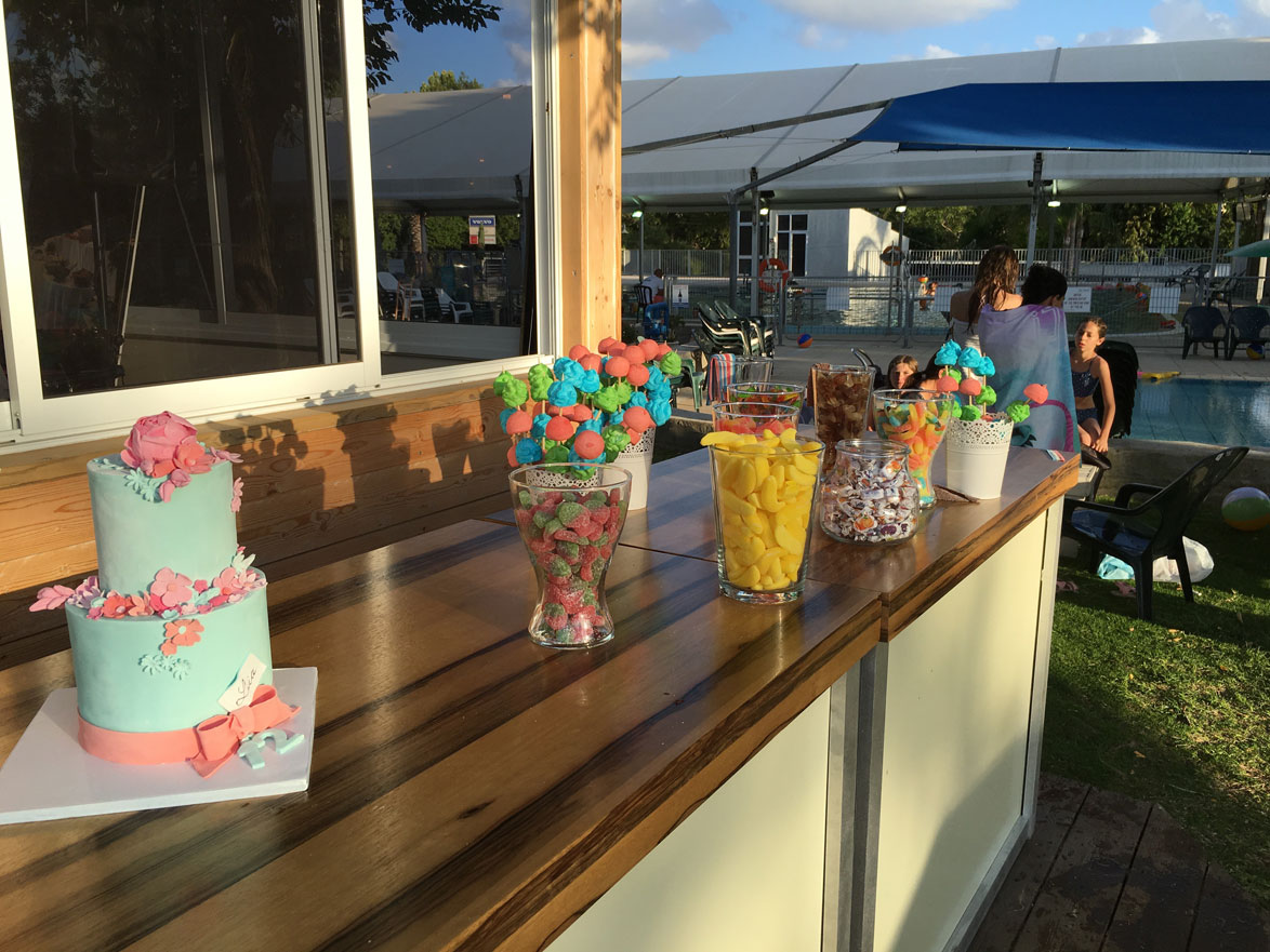 שולחנות מעוצבים